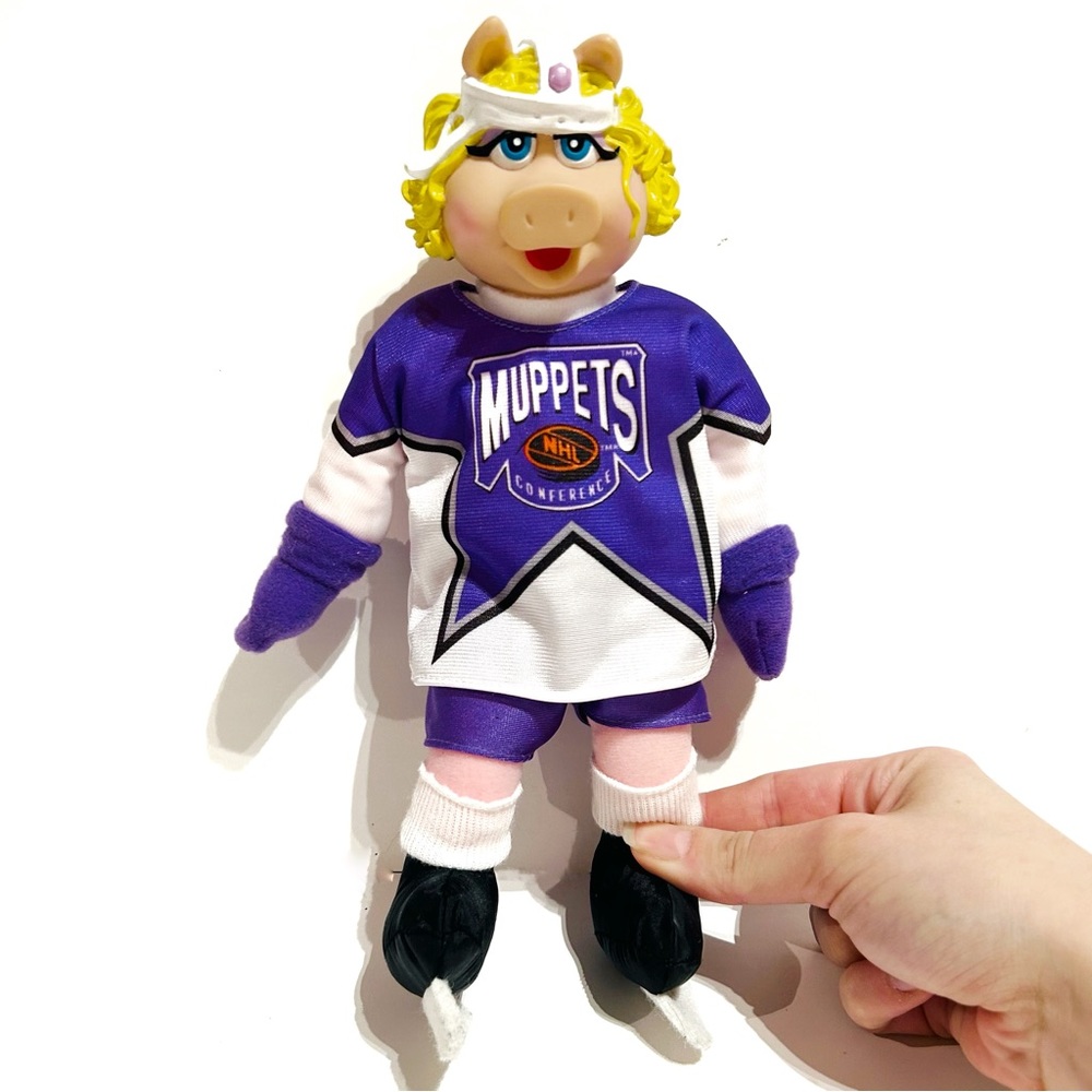 Vintage 1995 NHL Muppets Miss Piggy Hockey Player Doll Toy Sesame Street Purple